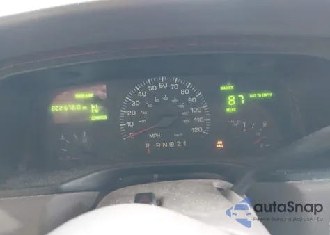 2002 Lincoln Town Car Executive из США, поврежденный, VIN 1LNHM81W42Y608998